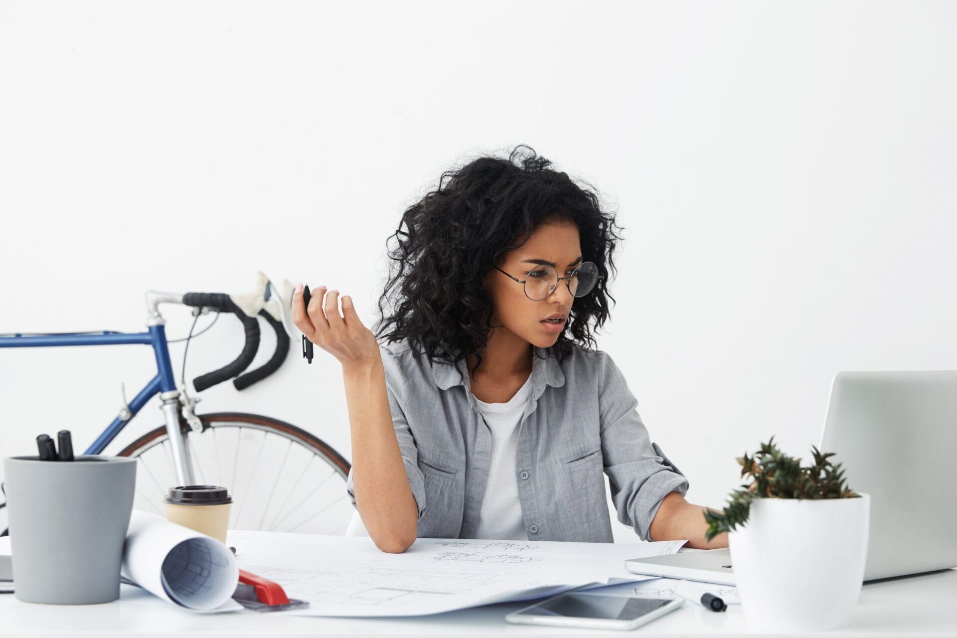 confused-woman-intranet-computer