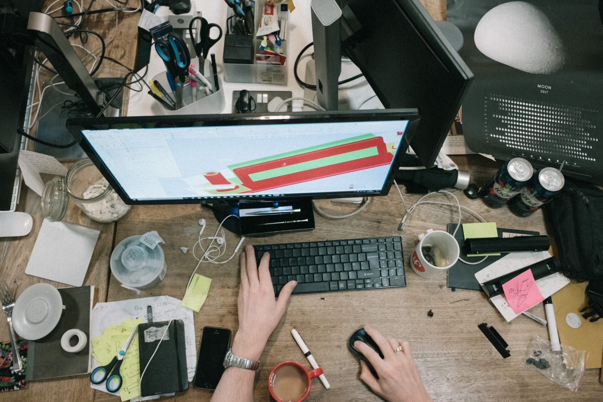 messy-desk-computer